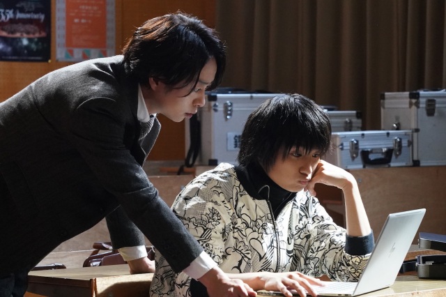 日曜ドラマ『ネメシス』に出演する櫻井翔、奥平大兼 (C)日本テレビ