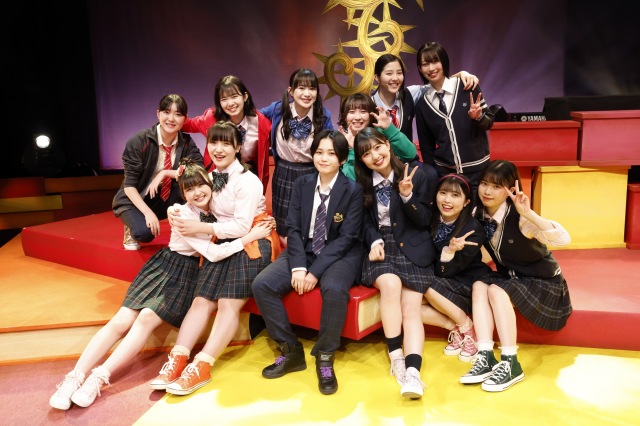 メンバー12人だけの舞台『眠れる森のビヨ』を上演中のBEYOOOOONDS(前列左から)岡村美波、清野桃々姫、平井美葉、島倉りか、西田汐里、小林萌花(後列左から)江口紗耶、山崎夢羽、里吉うたの、高瀬くるみ、一岡伶奈、前田こころ