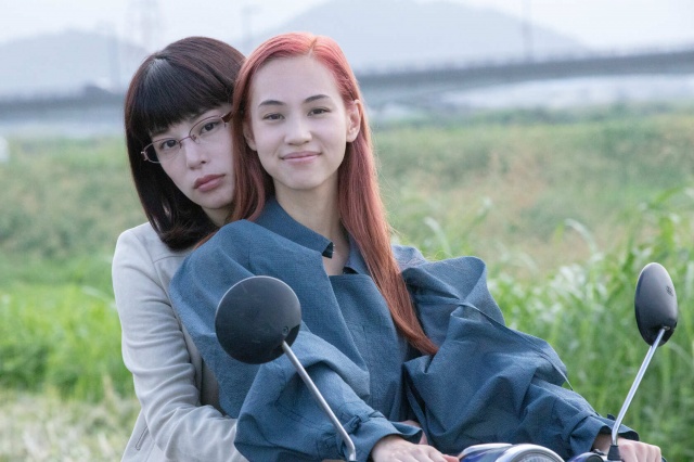 Netflix映画『彼女』(配信中)水原希子(左)&さとうほなみ(右)メイキング写真