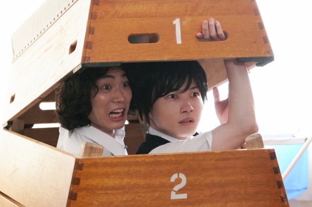 土曜ドラマ『コントが始まる』第2話に出演する菅田将暉、神木隆之介 (C)日本テレビ