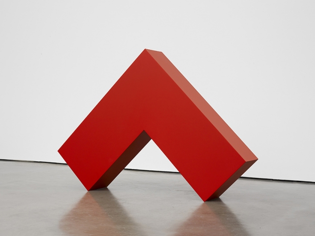 カルメン・ヘレラ 《赤い直角》 2017-2018年 塗料、アルミニウム 109.7×153.7×26.4 cm Courtesy: Lisson Gallery