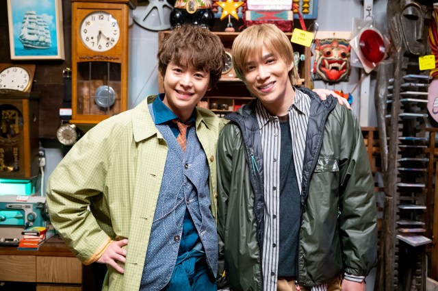 シンドラ『探偵☆星鴨』に出演する有岡大貴(Hey! Say! JUMP)、千賀健永(Kis-My-Ft2) (C)NTV・J Storm