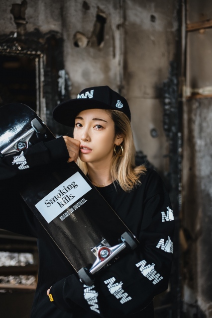 『MADE IN WORLD×#FR2』コラボレーション商品を着用する木下優樹菜さん