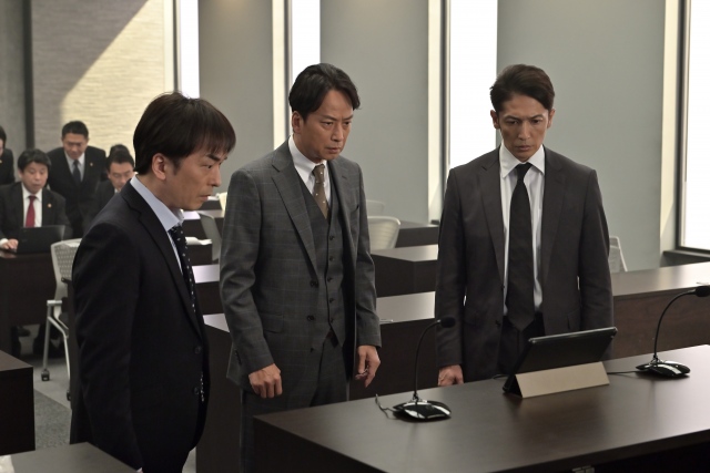 テレビ朝日系木曜ドラマ『桜の塔』第2話より(左から)関智一、椎名桔平、玉木宏 (C)テレビ朝日