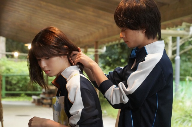 映画『胸が鳴るのは君のせい』に出演する白石聖、浮所飛貴(美 少年) (C)2021 紺野りさ・小学館/「胸が鳴るのは君のせい」製作委員会