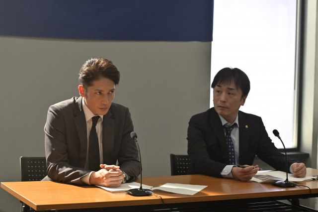 テレビ朝日系木曜ドラマ『桜の塔』第1話より(左から)玉木宏、関智一(C)テレビ朝日