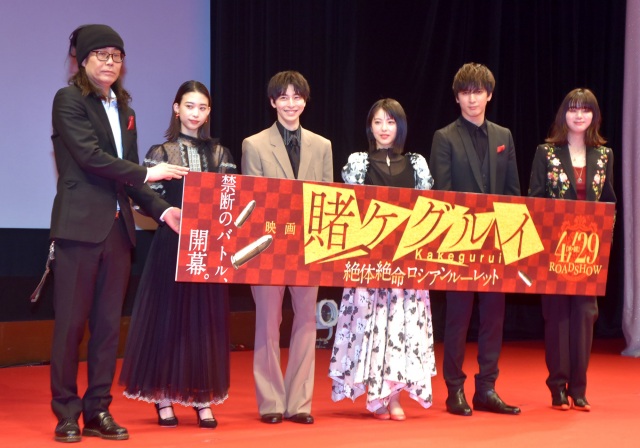 『映画 賭ケグルイ 絶体絶命ロシアンルーレット』の完成披露イベントに登壇した(左から)英勉監督、森川葵、高杉真宙、浜辺美波、藤井流星、池田エライザ (C)ORICON NewS inc.