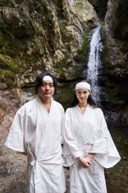 滝行体験する水原希子と山田孝之=『キコキカク』Amazon プライム会員向けの動画配信サービス「Amazon Prime Video」で4月23日より独占配信