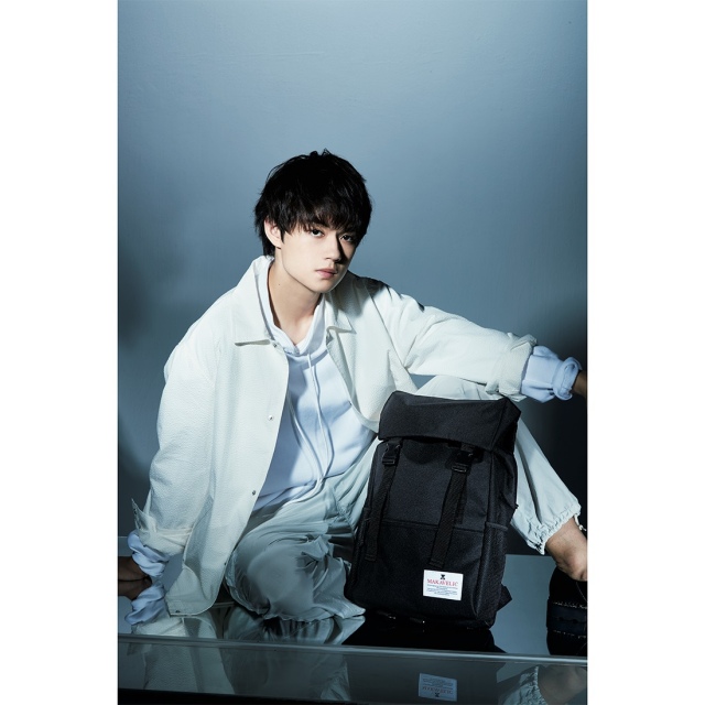 『MAKAVELIC DAYPACK BOOK』の表紙を飾った佐野勇斗