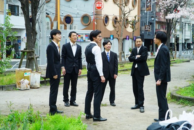 映画『くれなずめ』(4月29日公開)6人が公園に集まって、赤フンダンスを練習するシーン (C)2020「くれなずめ」製作委員会
