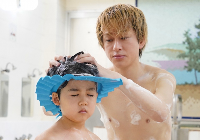 関ジャニ∞・横山裕主演ドラマ『コタローは1人暮らし』(4月24日スタート)第1話より。銭湯でコタロー(川原瑛都)の髪を洗ってあげる狩野進(横山) (C)テレビ朝日
