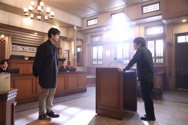 4月26日放送、“月9”ドラマ『イチケイのカラス』第4話に、映画『地獄の花園』(5月21日公開)に出演する永野芽郁(中央)、広瀬アリス(左)、遠藤憲一(右)が被告人役でゲスト出演 (C)フジテレビ