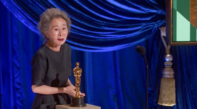 『第93回アカデミー賞』助演女優賞を受賞したユン・ヨジョン (C)Getty Images