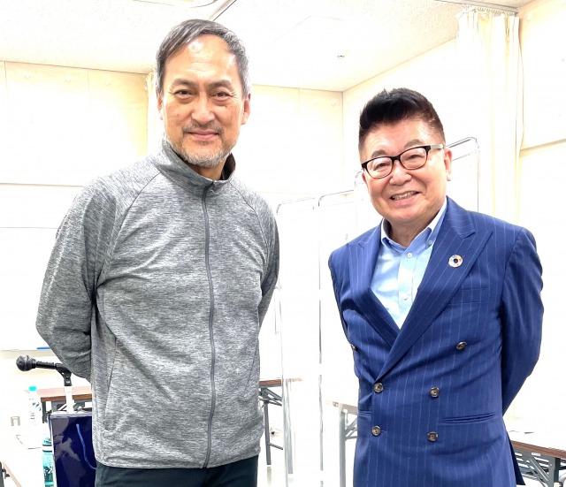 (左から)渡辺謙、生島ヒロシ