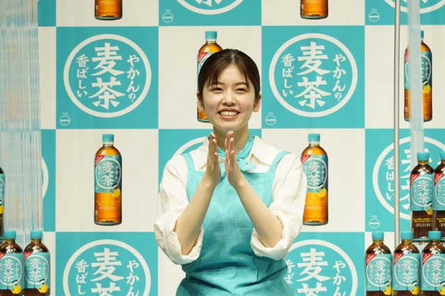 『やかんの麦茶 from 一』発売記念PRイベントに登場した小芝風花