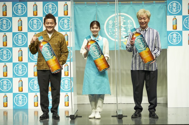 『やかんの麦茶 from 一』発売記念PRイベントに登場した(左から)井戸田潤、小芝風花、小沢一敬