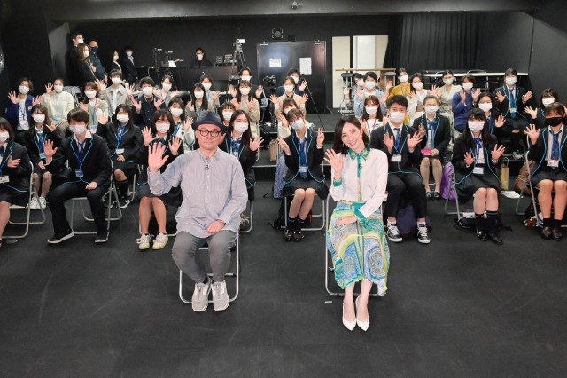 ワタナベエデュケーショングループの学生らに自身の経験やノウハウを伝えるプロジェクト『LABO』に参加した(手前左から)内田英治監督、真飛聖