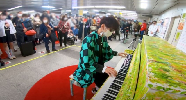 秋葉原駅の『LovePiano』を『鬼滅の刃』コスプレ姿で演奏する人