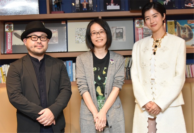 映画『君は永遠にそいつらより若い』(9月17日公開)(左から)吉野竜平監督、津村記久子氏、佐久間由衣の3ショット(C)「君は永遠にそいつらより若い」製作委員会