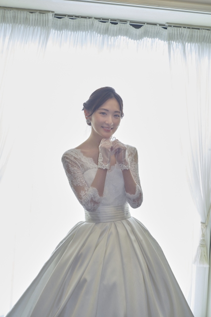 ウエディングドレス姿のオフショットを解禁した生駒里奈