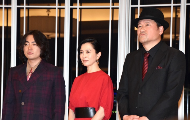 映画『はるヲうるひと』完成報告会見に出席した(左から)山田孝之、坂井真紀、佐藤二朗 (C)ORICON NewS inc.