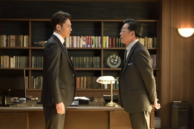 テレビ朝日系木曜ドラマ『桜の塔』第3話より(左から)玉木宏、光石研 (C)テレビ朝日