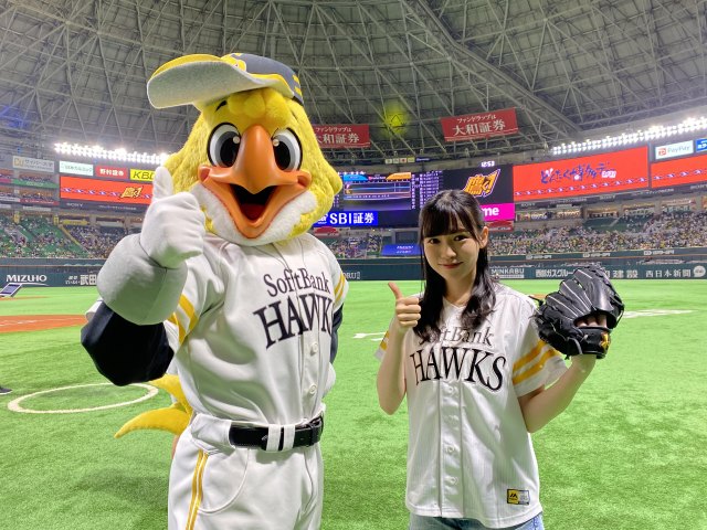 ホークス戦で始球式を行ったHKT48の運上弘菜(C)SoftBank HAWKS
