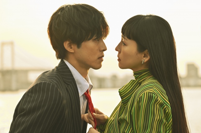 テレビ朝日『あのときキスしておけば』の公開された場面カットでキス寸前の(左から)松坂桃李&麻生久美子 (C)テレビ朝日