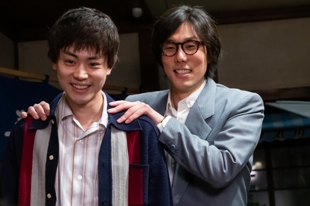 映画『キネマの神様』(8月6日公開)主人公ゴウ役の菅田将暉とゴウの友人・テラシン役の野田洋次郎 (C)2021「キネマの神様」製作委員会