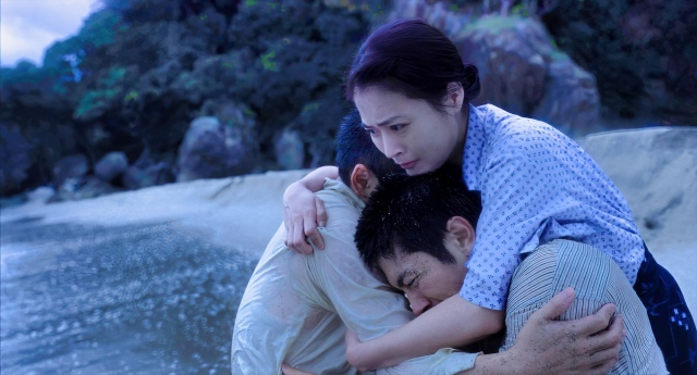『映画 太陽の子』(8月6日公開)場面写真(4)海辺で修(柳楽優弥)と裕之(三浦春馬)を抱きしめる世津(有村架純)(C)2021 ELEVEN ARTS STUDIOS / 「太陽の子」フィルムパートナーズ