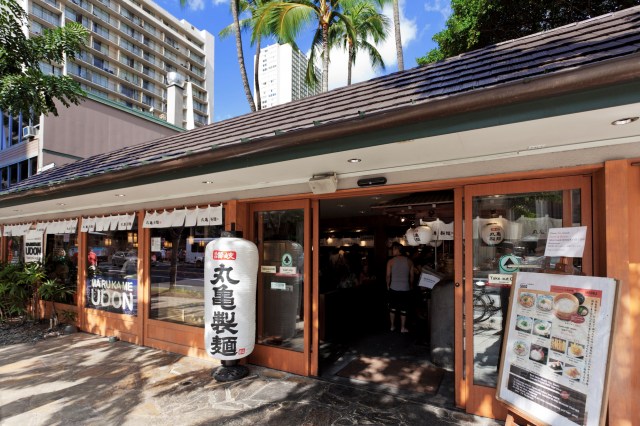 海外1号店となった「MARUGAME UDON(丸亀製麺)」ハワイ・ワイキキ店の外観
