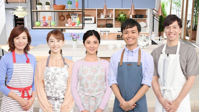 『キユーピー3分クッキング』に出演する(写真左から)杉上佐智枝アナ、杉原凜アナ、岩本乃蒼アナ、川畑一志アナ、大町怜央アナ (C)日本テレビ