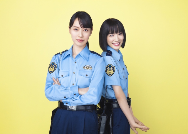 7月期水曜ドラマ『ハコヅメ 〜たたかう!交番女子〜』に主演する戸田恵梨香と永野芽郁 (C) 日本テレビ