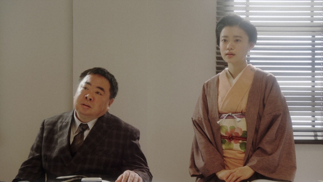 (左から)花車当郎(塚地武雅)、竹井千代(杉咲花)。 NHK大阪放送局・会議室にて。お互いに役の名前で呼ぶことを提案する千代=連続テレビ小説『おちょやん』第22週・第106回より (C)NHK