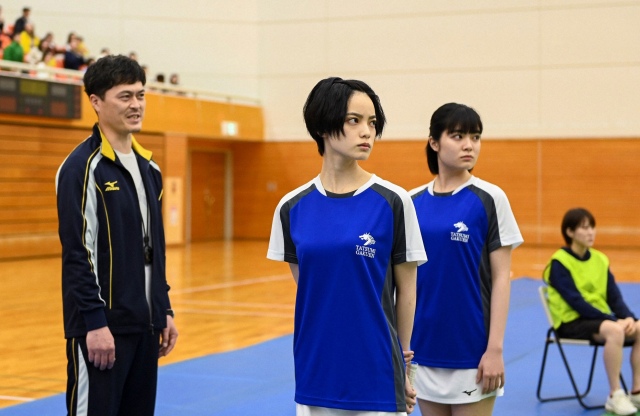 バドミントンのエリート選手を演じる平手友梨奈(中央)=『ドラゴン桜』第2話より (C)TBS