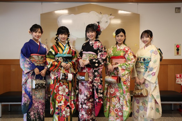STU48新成人メンバー(左から)兵頭葵、鈴木彩夏、宗雪里香、渡辺菜月、薮下楓(C)STU