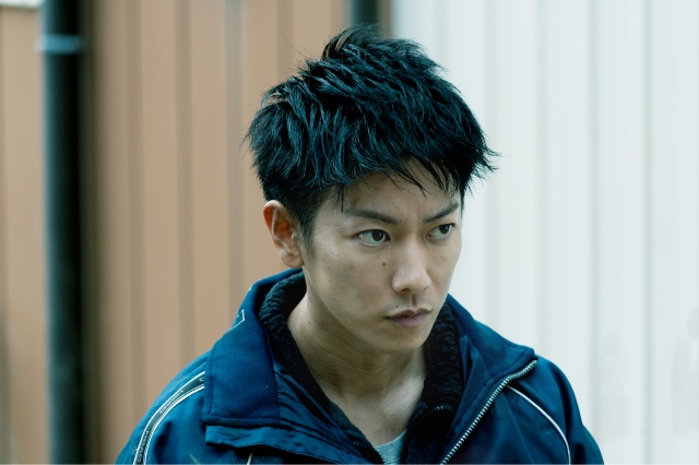 殺人事件の容疑者として追われる主人公・利根(佐藤健)=映画『護られなかった者たちへ』(10月1日公開) (C)2021映画「護られなかった者たちへ」製作委員会