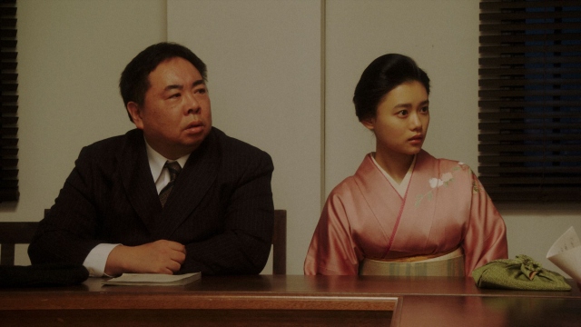 NHK大阪の会議室である話を聞かされる(左から)花車当郎(塚地武雅)と竹井千代(杉咲花)=連続テレビ小説『おちょやん』第22週・第108回より (C)NHK