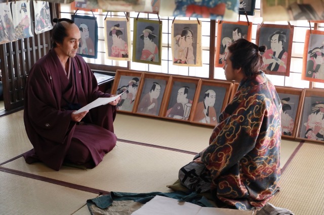 映画『HOKUSAI』(5月28日公開)蔦屋重三郎(阿部寛)と葛飾北斎(柳楽優弥) (C)2020 HOKUSAI MOVIE