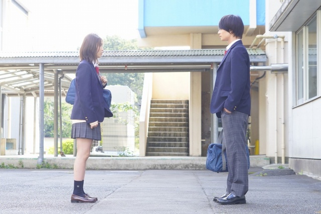 映画『胸が鳴るのは君のせい』に出演する白石聖と美 少年・浮所飛貴(C)2021 紺野りさ・小学館/「胸が鳴るのは君のせい」製作委員会