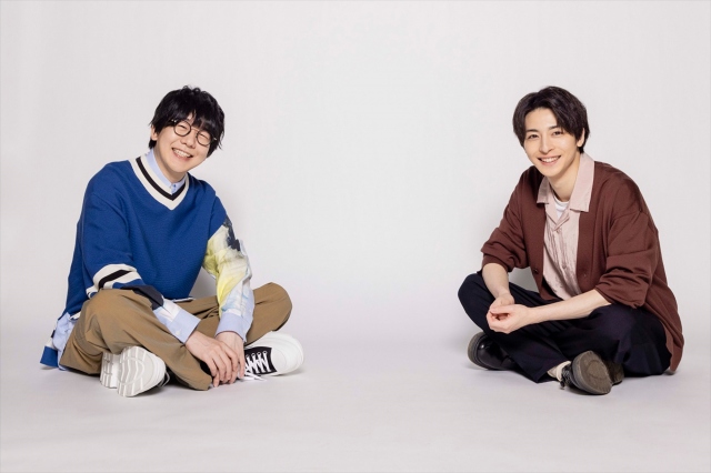 アニメ『オッドタクシー』小戸川役・花江夏樹(左)×長嶋聡役・高杉真宙(右)、初対談が実現 (C)P.I.C.S. / 小戸川交通パートナーズ