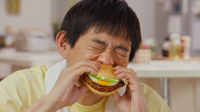 新CM「てりやきすぎて、すみません!」篇に出演した博多華丸