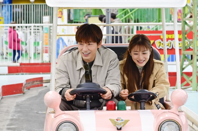 水曜ドラマ『恋はDeepに』第7話より綾野剛&石原さとみの遊園地デートカット(C)日本テレビ