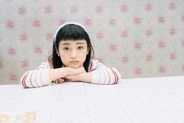 Netflixオリジナルシリーズ『クリエイターズ・ファイル GOLD』(6月3日より配信開始)第2話より。天才子役・宝塚きりな(演:安達祐実)破壊力抜群のキメ写真