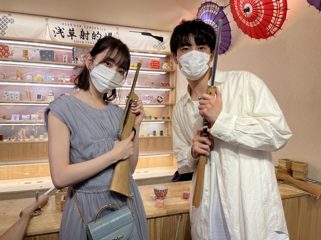 サンバリュ『チョイス君と地雷ちゃん』に出演する堀未央奈、樫尾篤紀 (C)日本テレビ