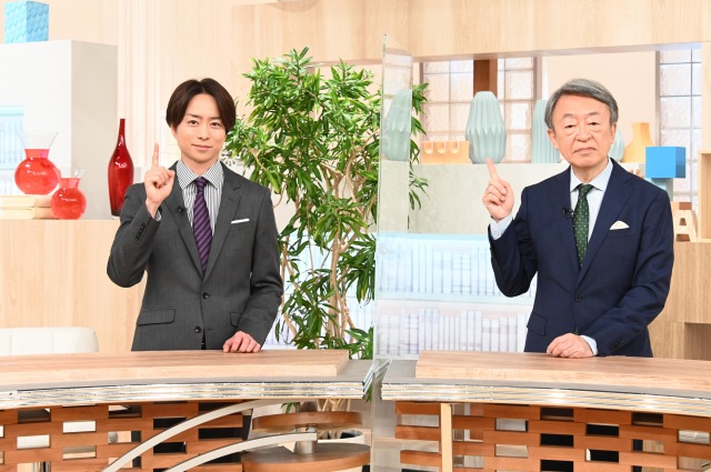 5月31日放送『櫻井翔✕池上彰 教科書で学べない 今そこにある危機』に出演する嵐・櫻井翔、池上彰 (C)日本テレビ