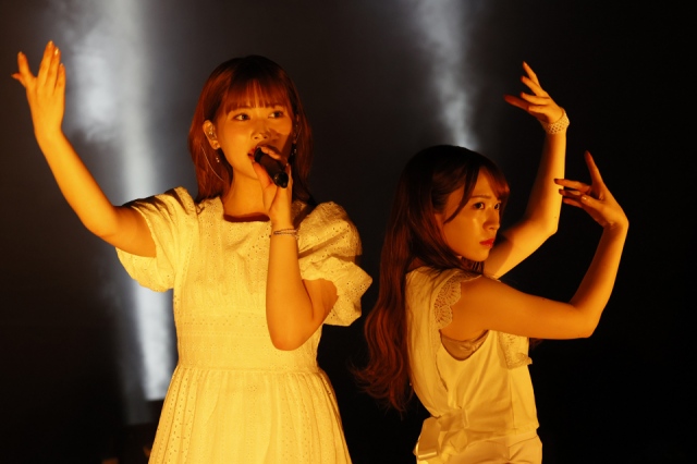 乃木坂46卒業を控える伊藤純奈(左)と渡辺みり愛がコラボパフォーマンス=5月26日、横浜アリーナ
