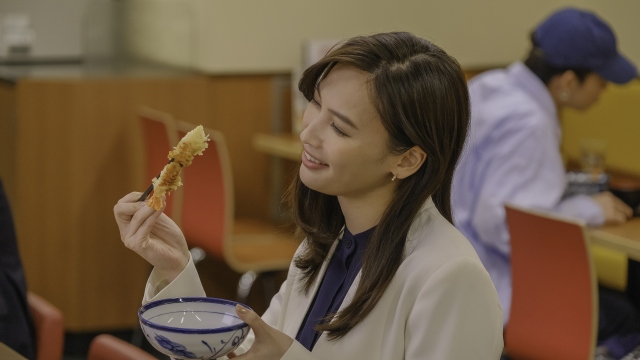 「天丼てんや」のシーン=大政絢主演、働く女性のちょい飲みグルメストーリー『ひとりで飲めるもん!』(6月4日スタート)(C)WOWOW