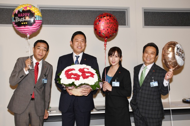『捜査一課長』現場で66歳の誕生日を祝われた内藤剛志と祝福した“一課長ファミリー” (C)テレビ朝日