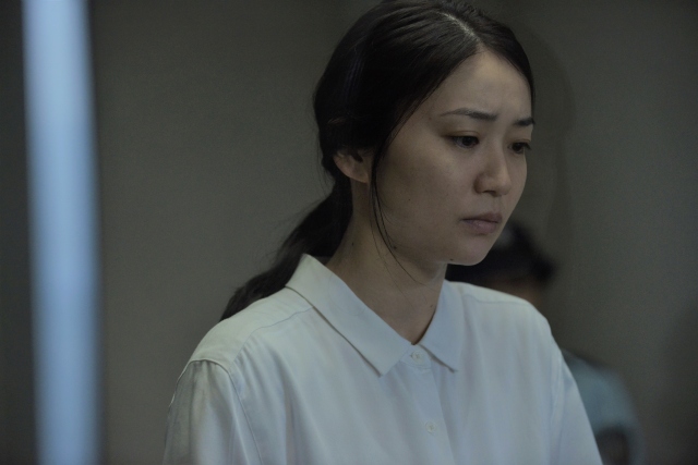 映画『明日の食卓』(5月28日公開)謎の女性”耀子”役で大島優子が出演(C)2021「明日の食卓」製作委員会